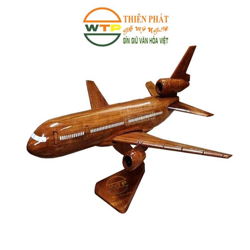 Sự kết hợp giữa phong cách hàng không hiện đại và chất liệu gỗ truyền thống tạo nên nét độc đáo riêng cho sản phẩm